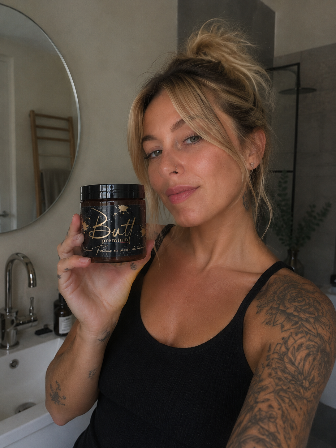 Femme tenant le pot de Baume Réparateur Butt Premium 250ml