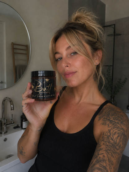 Femme tenant le pot de Baume Réparateur Butt Premium 250ml